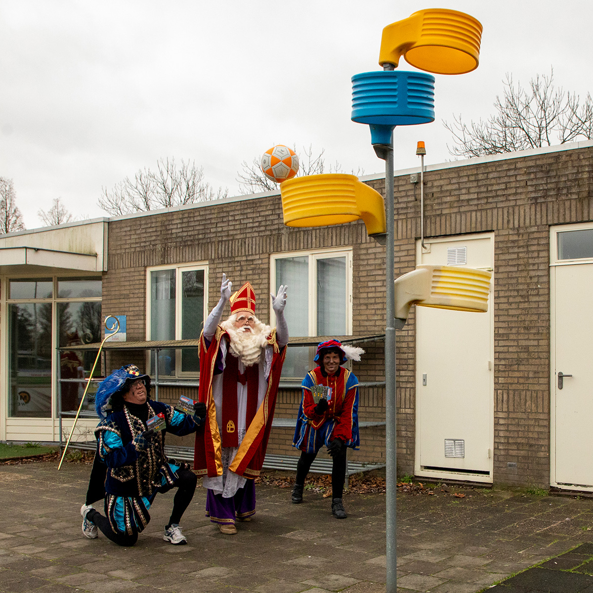 Sinterklaas en de pieten helpen een handje mee om leden te werven
