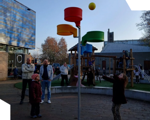 Nieuwe korfbalboom op schoolplein PWA