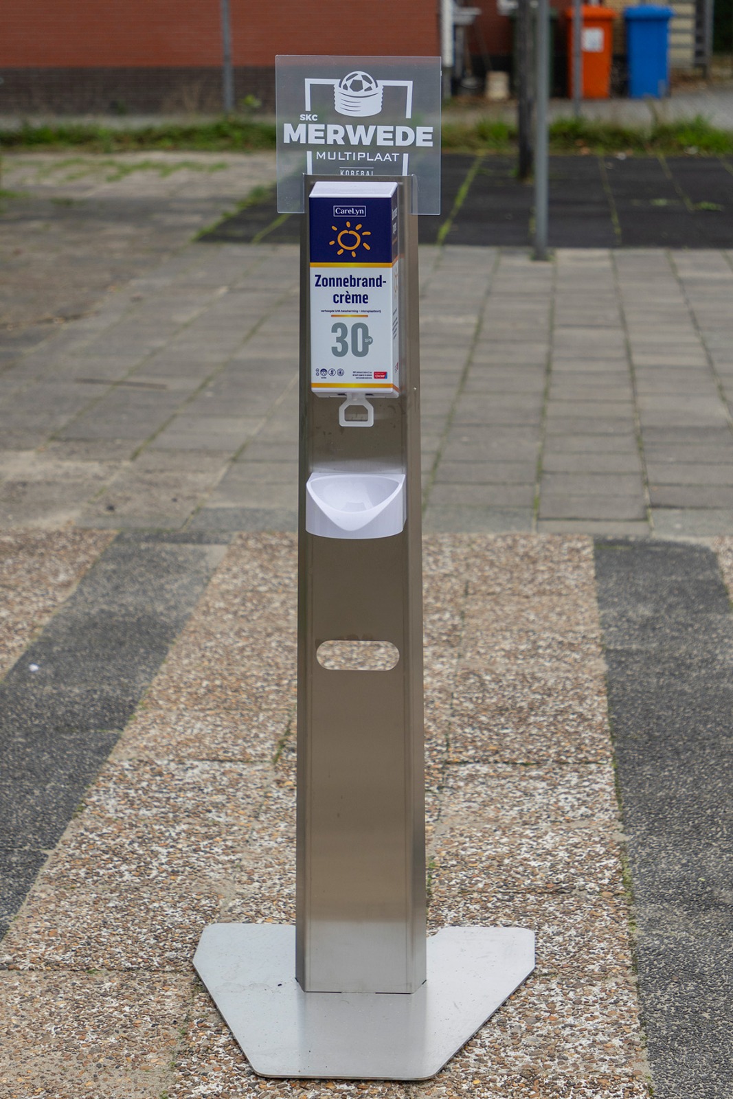 Bijdragen van Vrienden van Merwede is besteed aan een nieuwe zonnebrand dispenser